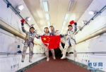 1999年7月26日，航天员潘占春、李庆龙、费俊龙、刘旺（从左至右）在俄罗斯进行失重飞机训练。 - 人民网