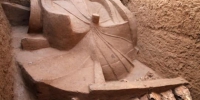 资料图。图为甘肃马家塬战国墓地一墓葬内出土的车辆与伞。甘肃省文物考古研究所供图 - 甘肃新闻