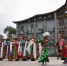 资料图：2017年6月初，甘肃肃南裕固族自治县特色村寨，裕固族人身着民族服装，载歌载舞，向前来游玩观赏的人们展示了古老的裕固族文化。　韦德占 摄 - 甘肃新闻