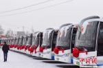 图为新购置的纯电动新能源公交车举行发车仪式。　江梅 摄 - 甘肃新闻