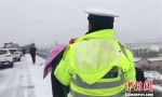 因为道路结冰，民警在雪中走路犹如滑冰，但是他依然紧紧地抱着孩子，大雪中一路奔向救护车，为小生命铸就“雪中的生命通道”。　张俐 摄 - 甘肃新闻