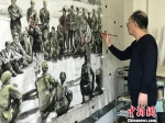 兰州画家王鸿庆在画室中创作一幅“老兰州”民俗国画。　郝赢　摄 - 甘肃新闻