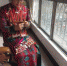 资料图：甘肃裕固族文化传承人瑙尔姬斯在家中绣制裕固族服饰。　杨娜 摄 - 甘肃新闻