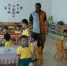 资料图。图为甘肃敦煌市一幼儿园的外教老师正在上课。　刘玉桃 摄 - 甘肃新闻