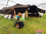 资料图：生活在甘南草原上的藏族母女。甘南草原面积3758万余亩，主要分布在甘肃省甘南藏族自治州玛曲、夏河、碌曲三县，是黄河首曲最大的一块生态湿地。　徐雪　摄 - 甘肃新闻