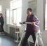 资料图：图为老人正在甘肃天祝县一家养老院的活动室里锻炼身体。　徐雪 摄 - 甘肃新闻