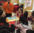 1月27日，兰州市白银路街道社区服务中心聚集众多学生学习情商课。老师在课堂上展示已经做好的面具，激发学生好奇心，大家发散思维一起讨论制作面具的步骤。　张婧 摄 - 甘肃新闻