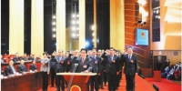 省十三届人大一次会议新当选人员进行宪法宣誓 - 人民政府