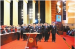 省十三届人大一次会议新当选人员进行宪法宣誓 - 人民政府