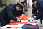 车站工作人员写“福”字（实习生 路楠 摄） - 人民网
