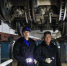 这是2月2日深夜在北京动车段南所检修库拍摄的动车组检修师付强（左）和张铁健。 - 人民网
