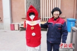 图为兰州市民刘青月和她的作品“大树妈妈”。　徐雪 摄 - 甘肃新闻