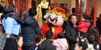 2月17日，南京东路步行街，游客与财神玩偶合影留念。（人民网记者 翁奇羽 摄） - 人民网