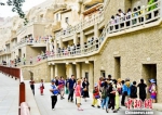 资料图：丝绸之路上的国际旅游名城甘肃敦煌迎来了传统旅游旺季，敦煌莫高窟游人如织。　王斌银 摄 - 甘肃新闻