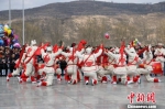 图为来自农村的社火队正表演着腰鼓技巧。　艾庆龙 摄 - 甘肃新闻