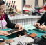 去年上半年，60岁的李丽和53岁的李霞姐妹俩在家人的提议下，开办手工皮具制作工作室，当起时尚创客，如今她们是生意越来越好。图为指导顾客做皮具。　刘玉桃 摄 - 甘肃新闻