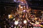 3月6日，正月十九，天空下起小雨，数万民众撑起雨伞和“婆婆”的圣辇一起行进。　全当周 摄 - 甘肃新闻