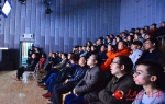 3月8日电影《疲城》首映礼在西北师范大学传媒学院演播厅举行，图为观众观看影片。（实习生 张霄 摄） - 人民网