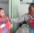 图为6岁的小女孩赵晋艺为病房里的老人送画。　杨艳敏 摄 - 甘肃新闻