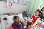 图为赵晋艺的画“装扮”在老人的病房。　杨艳敏 摄 - 甘肃新闻
