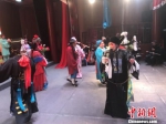 图为王宏荣和民间艺人们正在表演崇信弦子腔。　艾庆龙 摄 - 甘肃新闻