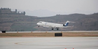 3月25日，陇南成县机场迎来首航！一架从重庆飞来的华夏航空庞巴迪CRJ900客机降落陇南成县机场。（呼双鹏 摄） - 人民网