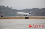 3月25日，陇南成县机场迎来首航！一架从重庆飞来的华夏航空庞巴迪CRJ900客机降落陇南成县机场。（呼双鹏 摄） - 人民网