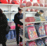 图为甘肃张掖市临泽县沙河镇惠民社区爱心超市。　朱彩云　摄 - 甘肃新闻