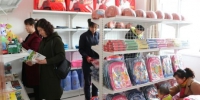 图为甘肃张掖市临泽县沙河镇惠民社区爱心超市。　朱彩云　摄 - 甘肃新闻