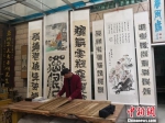 图为陈世三在博物馆内的工作台上摆放自己的木雕作品《百家姓》。　杨娜 摄 - 甘肃新闻