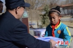 近日，维吾尔族姑娘努尔彦委托昔日帮助过他的恩人将几十份学生用品大礼包，送给甘肃张掖甘州区一所农村小学的孩子们，她希望通过此举把这份爱心传递下去。　崔琳　摄 - 甘肃新闻