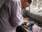 近日，在兰州大沙坪上川村，甘肃洮砚艺人黄炳强在自己的工作室里埋头雕刻。　杨娜　摄 - 甘肃新闻