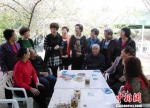 图为惠兰荣和病友们，在甘肃省抗癌俱乐部组织下，在公园聊天解闷，相互鼓励。　钟欣 摄 - 甘肃新闻