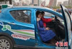 图为游客租用共享汽车。　刘玉桃 摄 - 甘肃新闻