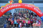 图为宁夏的游客抵达甘肃陇南。　肖红 摄 - 甘肃新闻
