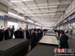 4月13日下午，与会人在兰州新区参观甘肃建投钢结构生产厂区。冯志军 摄 - 甘肃新闻