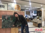 图为西北民族大学美术学院教授刘志刚展示自己的漆画作品《丝路古风》。　崔琳 摄 - 甘肃新闻