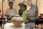 资料图：马家窑彩陶精品在嘉峪关长城博物馆展出。　徐雪 摄 - 甘肃新闻