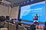 图为甘肃省政府外事办出国(境)管理处工作人员向与会学员详细讲解相关政策。　南如卓玛 摄 - 甘肃新闻