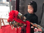 图为王宏荣的外孙女王佳怡，虽年仅6岁，但唱腔、走位有模有样。　艾庆龙　摄 - 甘肃新闻