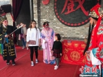 图为王宏荣一家三代人正在戏台上表演崇信弦子腔。　艾庆龙 摄 - 甘肃新闻