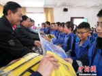 4月25日，“恒基金”在甘谷县第三中学捐赠书法爱心书包和文房四宝。　殷春永 摄 - 甘肃新闻
