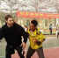 4月30日下午，欧美国际职业球员在甘肃定西市体育公园篮球场与当地球迷互动。　闫姣 摄 - 甘肃新闻