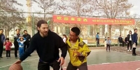 4月30日下午，欧美国际职业球员在甘肃定西市体育公园篮球场与当地球迷互动。　闫姣 摄 - 甘肃新闻