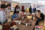 图为民众与陶瓷艺人交流学习。　刘玉桃 摄 - 甘肃新闻
