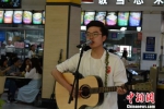 5月3日，西北师范大学热爱中国古典诗词的同学们用一场别开生面的创意古典诗词“快闪”献礼第69个“五四”青年节。　崔琳 摄 - 甘肃新闻