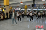 图为一名男生和众舞蹈演员用“快闪”展示中国古典诗词。　崔琳 摄 - 甘肃新闻