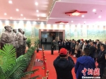 5月5日，民众在讲解员的带领在参观了红军会宁会师旧址景区。　艾庆龙 摄 - 甘肃新闻