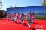 图为村民自编自演的舞蹈。　达媛 摄 - 甘肃新闻