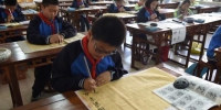 　图为学生们在练习书法。　王涛 摄 - 甘肃新闻